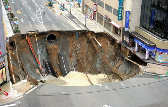 日本福冈道路塌陷一周后通车 高效率原因揭秘-福冈市路面塌陷.jpg