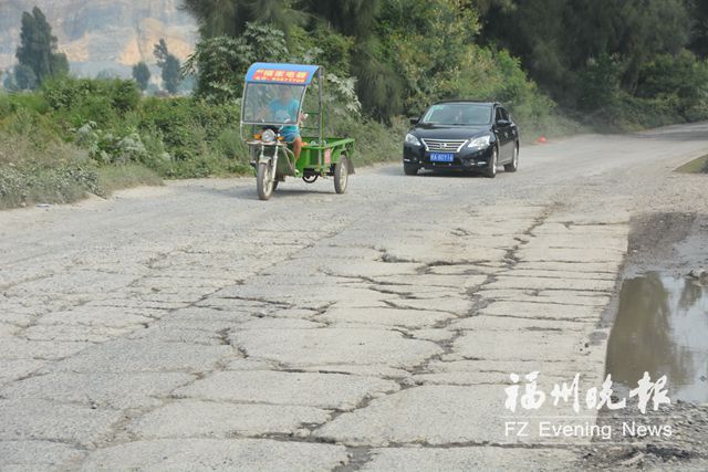 福建省村道路施工图资料下载-福建一省道开裂大面积道路严重破损