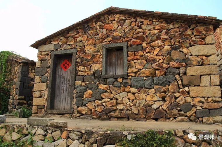 内蒙古文冠庄园展示中心资料下载-农村废旧石头变成了墙，“糙”美
