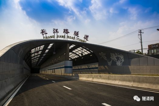 上海市道路隧道规范资料下载-工程介绍--上海长江路越江隧道新建工程