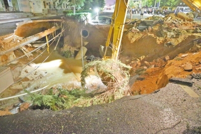 中原文化文本资料下载-郑州中原路路面突然塌方“坑”住路人，2人失踪，仍在搜救