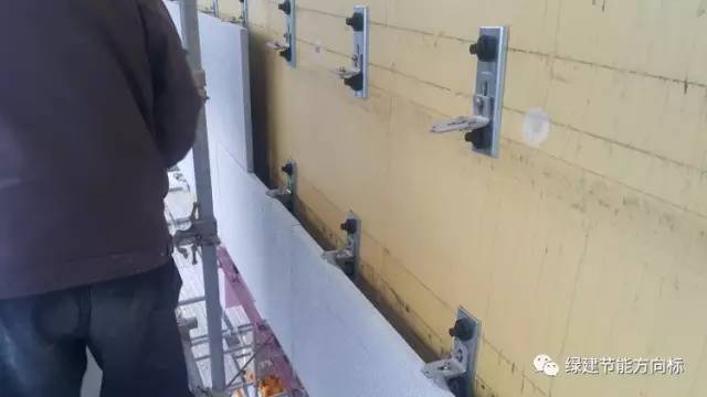 保温板聚苯板资料下载-[幕墙施工]国外把干挂石材直接固定在外保温板上，如何做到的！