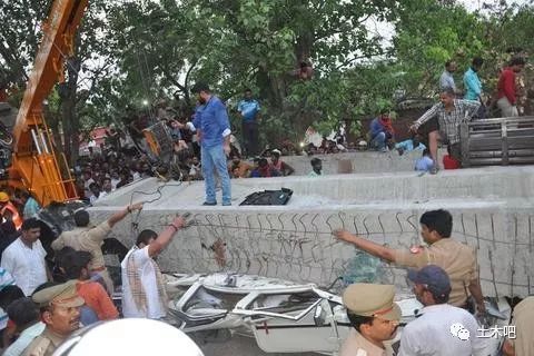 印度在建天桥倒塌！十多人死亡_3
