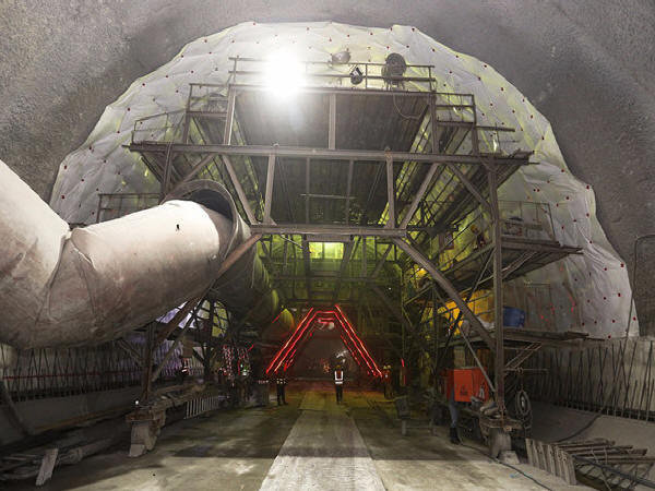 水潭设计案例资料下载-汉十高铁四方山隧道:最后900米犹如在千层酥中施工