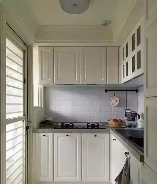 装修厨房门资料下载-小厨房中橱柜的装修经验 空间利用有诀窍
