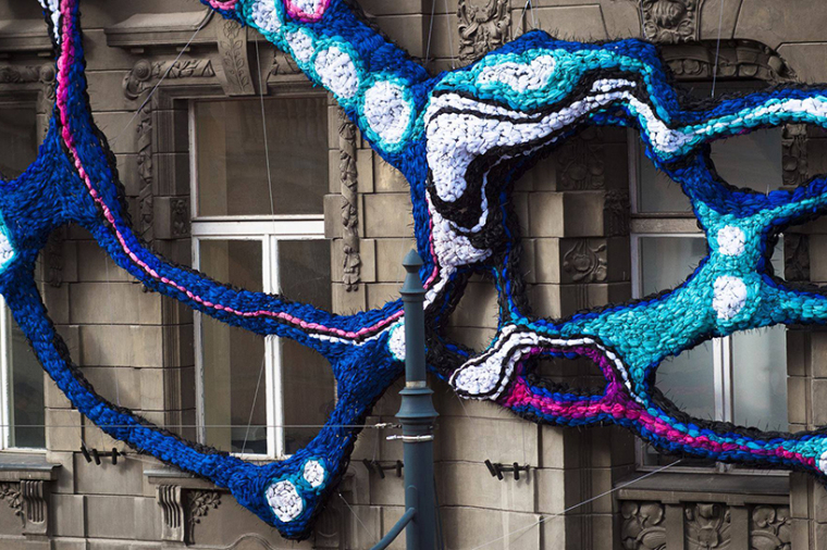 波兰lodz新艺术派大楼外立面艺术装置-crystal-wagner-hyperbolic-lodz-murals-designboom-07