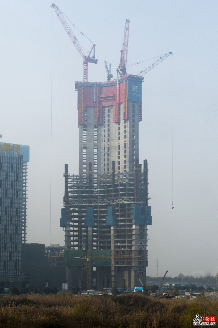 武汉建筑工地资料下载-武汉绿地中心因顶层风力过大紧急停工，只为确保施工人员安全！