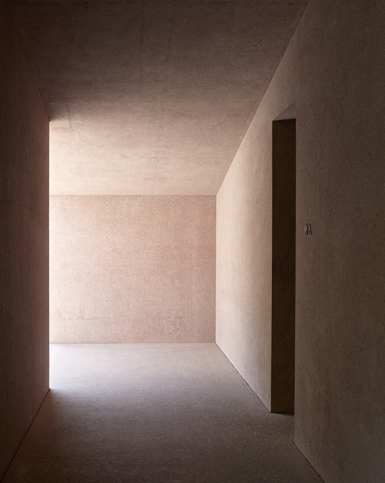 日本猪名川墓园礼拜堂和游客中心-005-inagawa-cemetery-chapel-and-visitor-centre-by-david-chipperfield-architects (1)