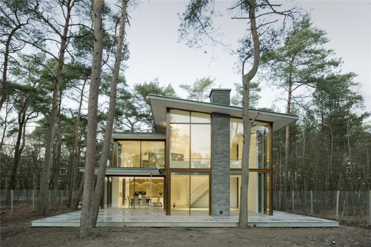 法国松林小路景观资料下载-荷兰松林中透明的住宅