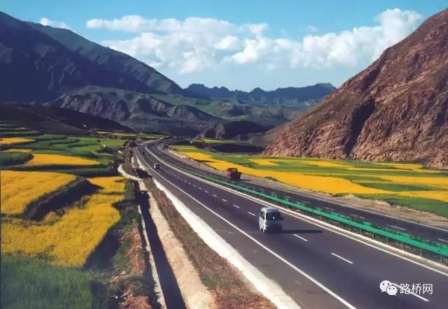 玉铁高速公路资料下载-青藏高原多年冻土区建成首条高速公路，今天通车！