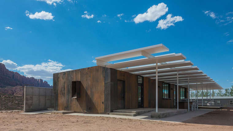 矩形钢玻璃房资料下载-利用沙漠建造的社区Confluence大厅