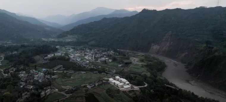 轻井泽村民食堂资料下载-雅安！ 地震后的大山深处，竟有这么美的幼儿园！！