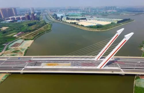 河南城建档案案例资料下载-亿元大桥没验收便通车，使用仅4个月桥面就大量破损，谁来担责？
