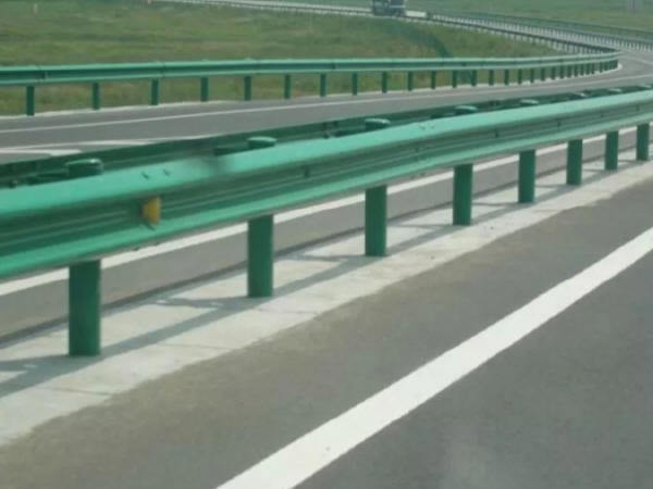 高速路路缘石资料下载-浅析高速公路防撞护栏施工