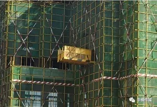 玻形梁护栏施工方案资料下载-悬挑式钢卸料平台施工方案