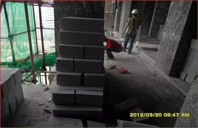 蒸压加气块施工交底资料下载-32张照片说明白，蒸压加气混凝土砌块施工常见质量问题！