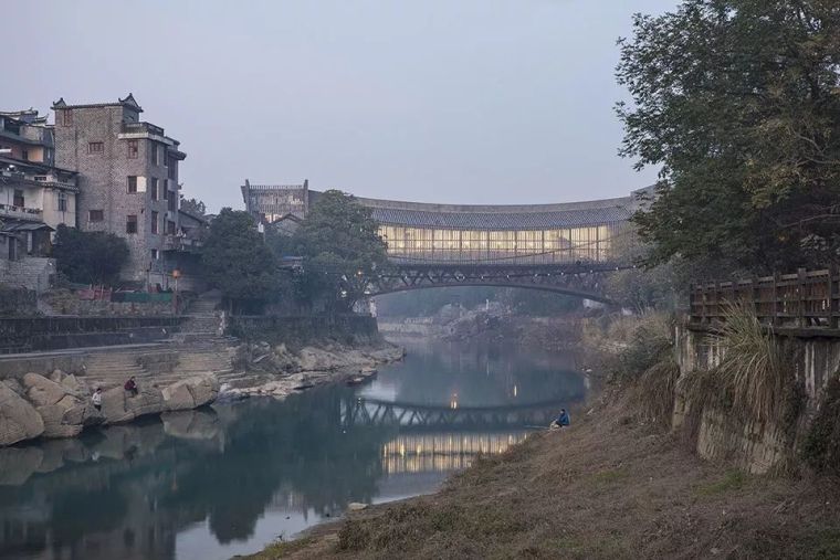 美术馆楼梯资料下载-风雨桥上-吉首美术馆，湖南/非常建筑