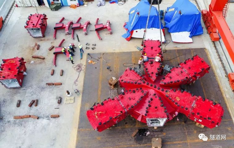 哈尔滨南直立交桥建桥时间资料下载-长江五桥“巨无霸”盾构机重装待发