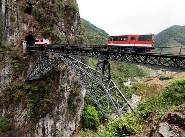 悬崖桥施工图资料下载-云南滇越铁路180吨重人行桥，百年不倒！