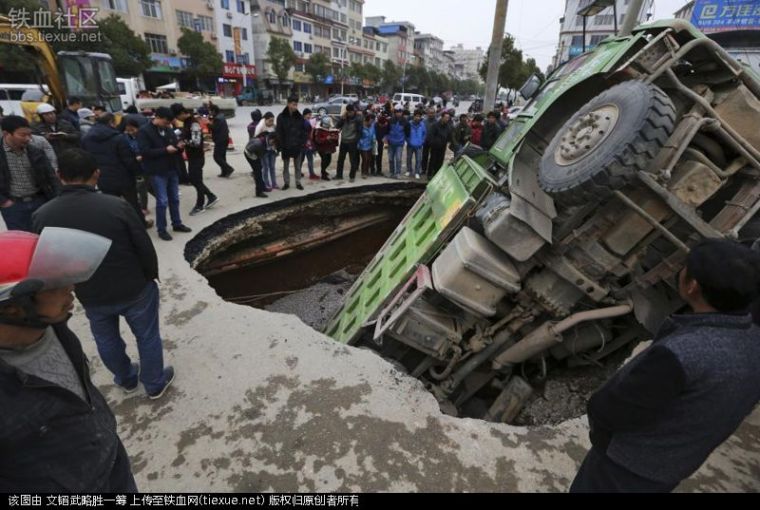 道路塌陷施工资料下载-盘点世界各地塌陷（组图），道路塌陷中国第一！