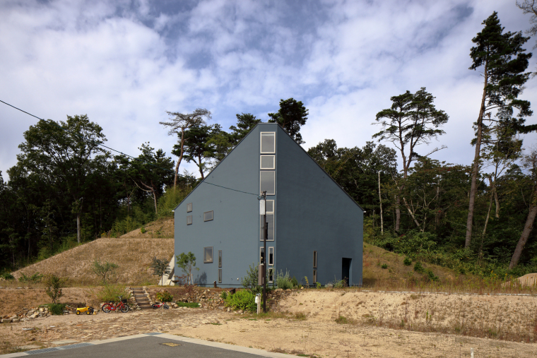 建筑三角形地块设计资料下载-日本三角形小屋