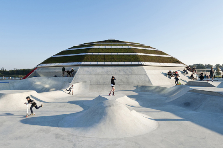 街头公园方案资料下载-丹麦海滨的圆顶建筑公园