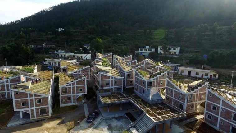 村社区中心资料下载-两位年轻的建筑师中国不知名的小农村，冲向了世界！