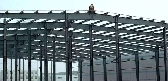 钢桁架下吊顶施工方案资料下载-钢结构工程施工中产生变形的因素有哪些？
