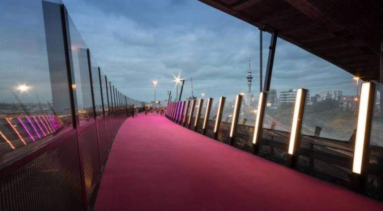 步行天桥su模型资料下载-惊“红”一瞥@新西兰粉色步行桥好鲜艳有木有？