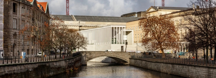 直岛当代美术馆分析图资料下载-柏林博物馆岛安静素白的柱廊美术馆