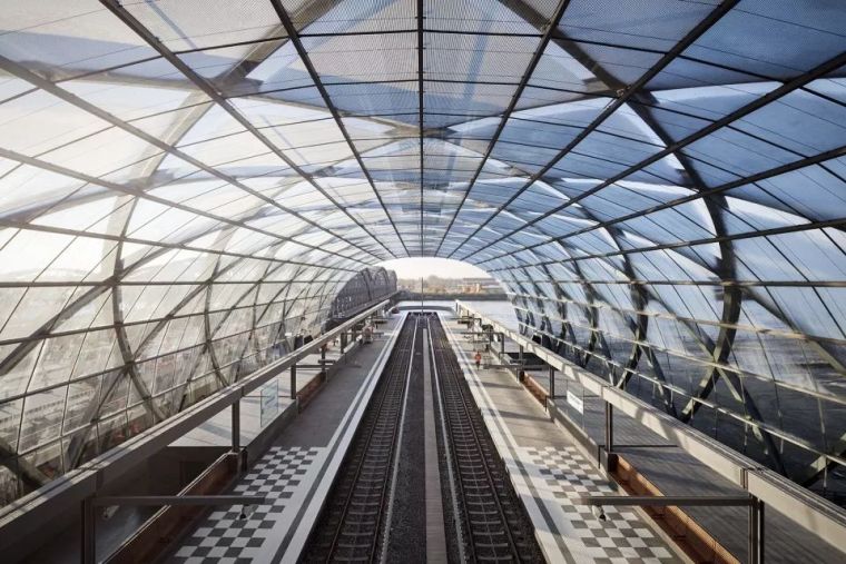 钢结构走廊图集资料下载-钢结构打造德国汉堡易北河桥新地铁站