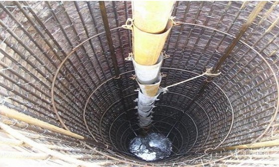 采用串桶向桩内浇筑混凝土