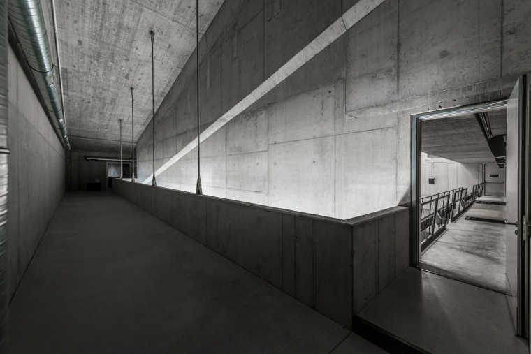 外表柔软的混凝土建筑：DOX+当代艺术中心_8