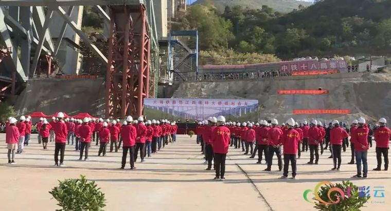 中国最大跨度木拱桥资料下载-最大跨度铁路拱桥——大瑞铁路怒江四线特大桥钢桁拱合龙