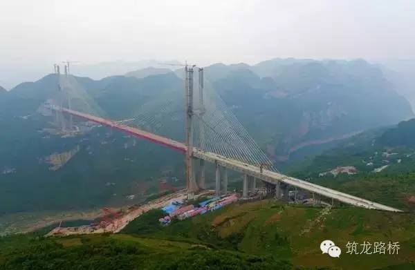 中国十大斜拉桥资料下载-世界最大山区斜拉桥合龙，震撼航拍视频直击现场！