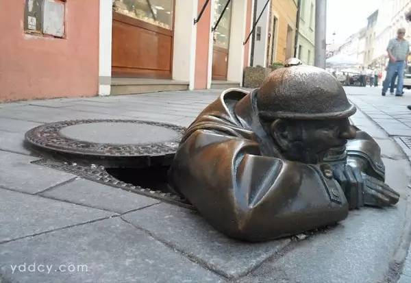 23个世界上最具创意的城市雕塑！-24个世界上最具创意的城市雕塑-斯洛伐克布拉迪，斯拉法