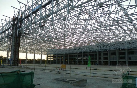  大型钢网架屋盖整体提升施工技术研究及应用(100页 图文丰富)-钢网架提升完成 
