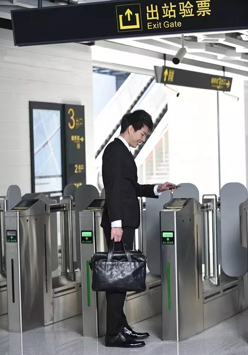 上海地铁完成全网全部闸机改造 “刷码过闸”畅行各站_1