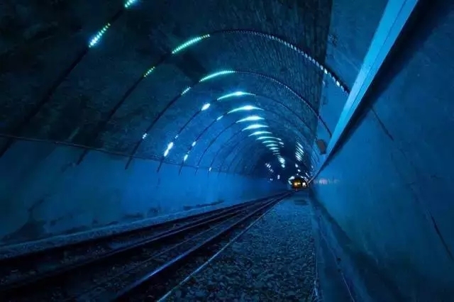 隧道万花筒：光影艺术——带你穿梭时光隧道-隧道工程