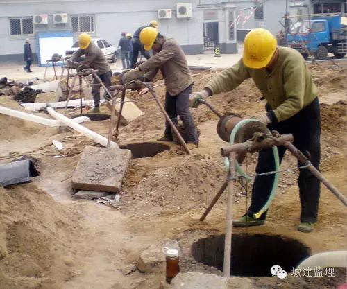 清理桩孔的淤泥资料下载-工程知识：人工挖孔桩施工安全对策