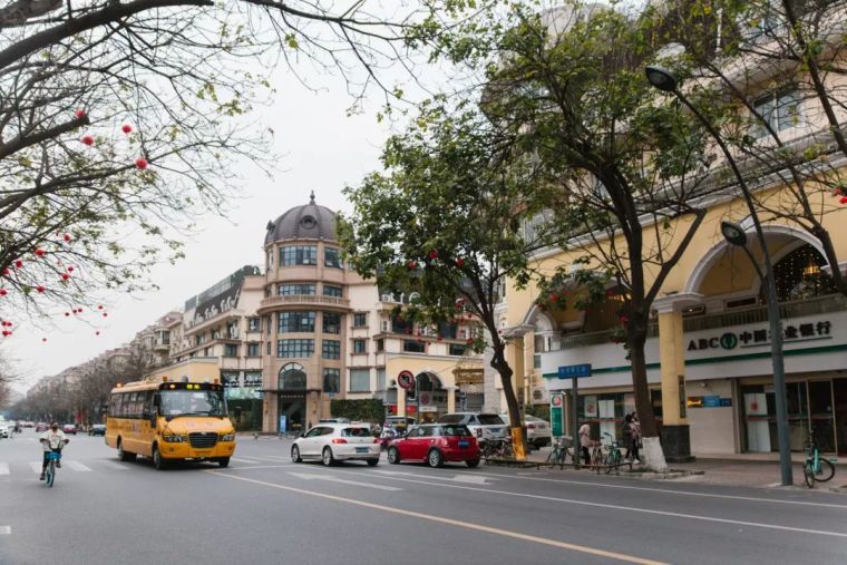 大型酒店装饰设计资料下载-这栋建筑成为成都中轴线的新地标之一，它做到了什么？