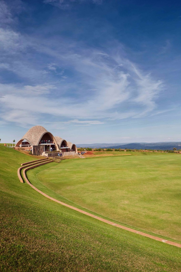 某生态新城低碳体验馆资料下载-土生土长的本土建筑：卢旺达板球馆