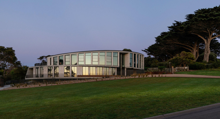 仿佛一块远眺大海的侏罗纪珊瑚石：潮汐弧线住宅-tidal-arc-house-woods-bagot-architecture-residential-melbourne-australia-concrete_dezeen_1704_col_0.jpg