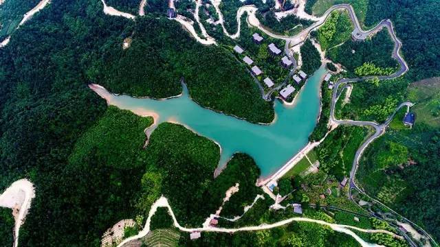 海滨山地流水别墅资料下载-搞了个不一样的小镇