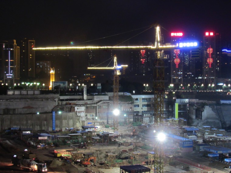 重庆来福士广场项目施工现场照片-塔吊夜间警示灯带 ，LEED节能灯.JPG