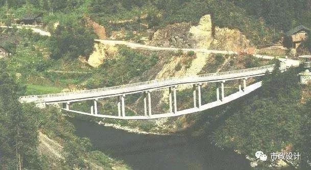 悬挑板pkpm建模资料下载-这座桥连桥墩都没有，堪称工程学一大奇迹！