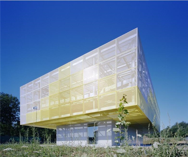 穿孔铝板建筑CAD资料下载-法国高中跳动的金色多孔铝合金穿孔网板幕墙