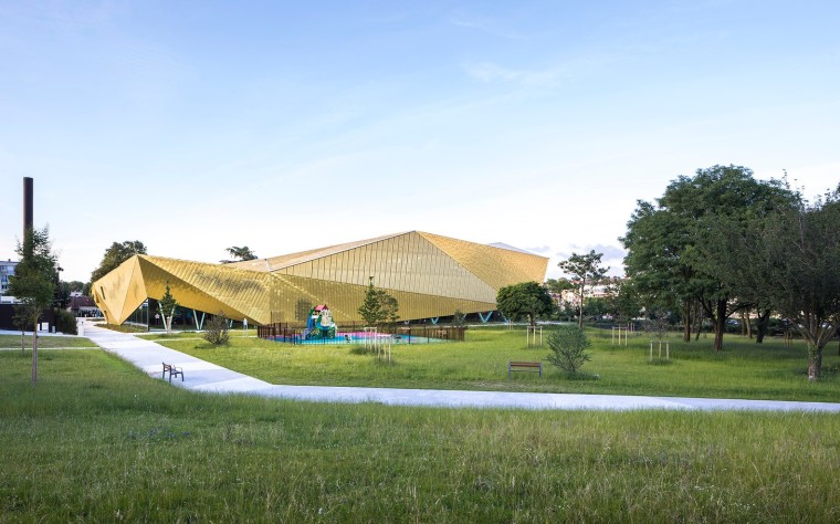SU体育场所资料下载-绿草蓝天中的一抹金：La Fontaine体育中心