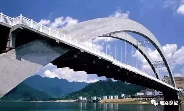桥梁桥塔加工资料下载-桥梁施工设计中CAD和BIM的应用比较