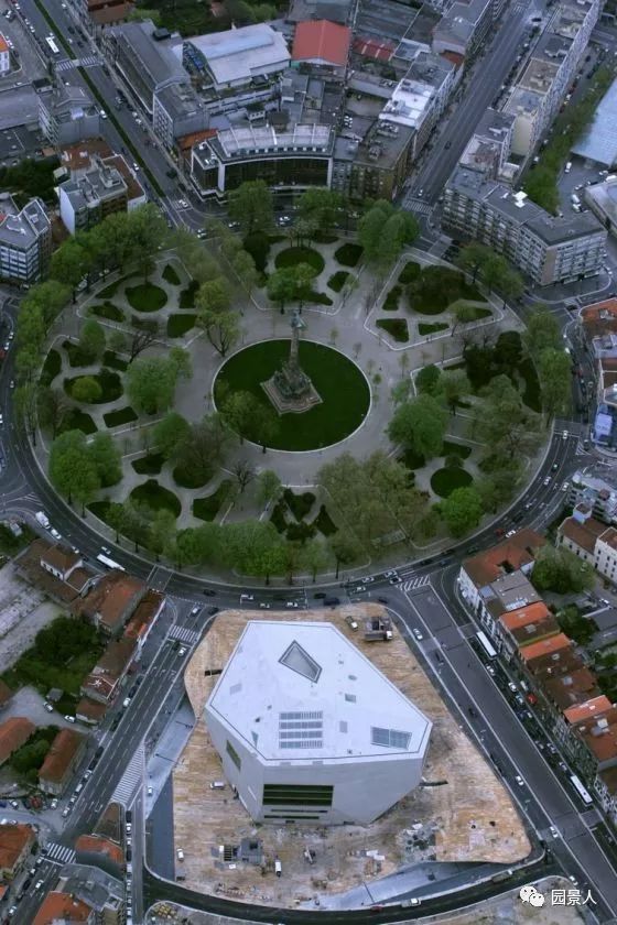 中心岛绿地应保持各路口之间的行车视线通透,布置成装饰绿地.